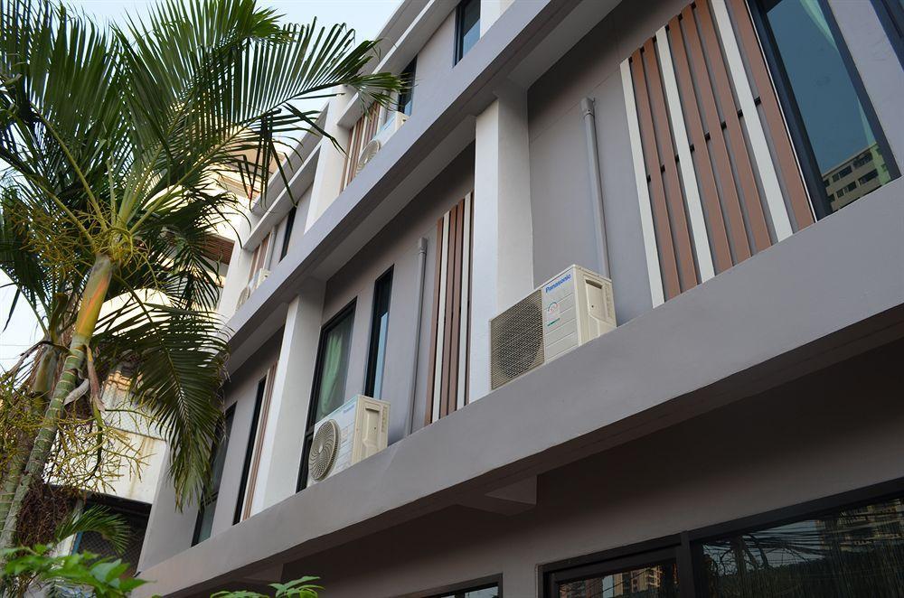 Varinda Hostal Bangkok Exterior foto