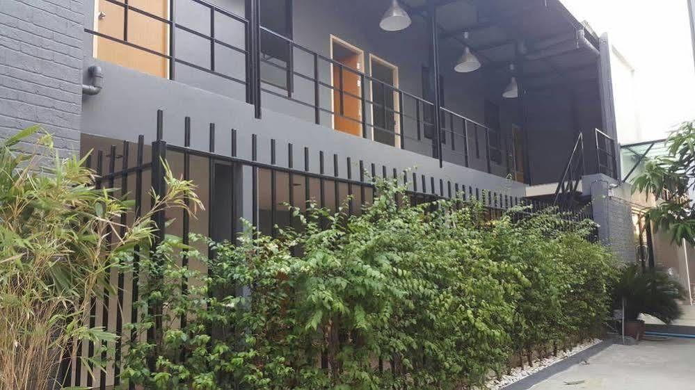 Varinda Hostal Bangkok Exterior foto
